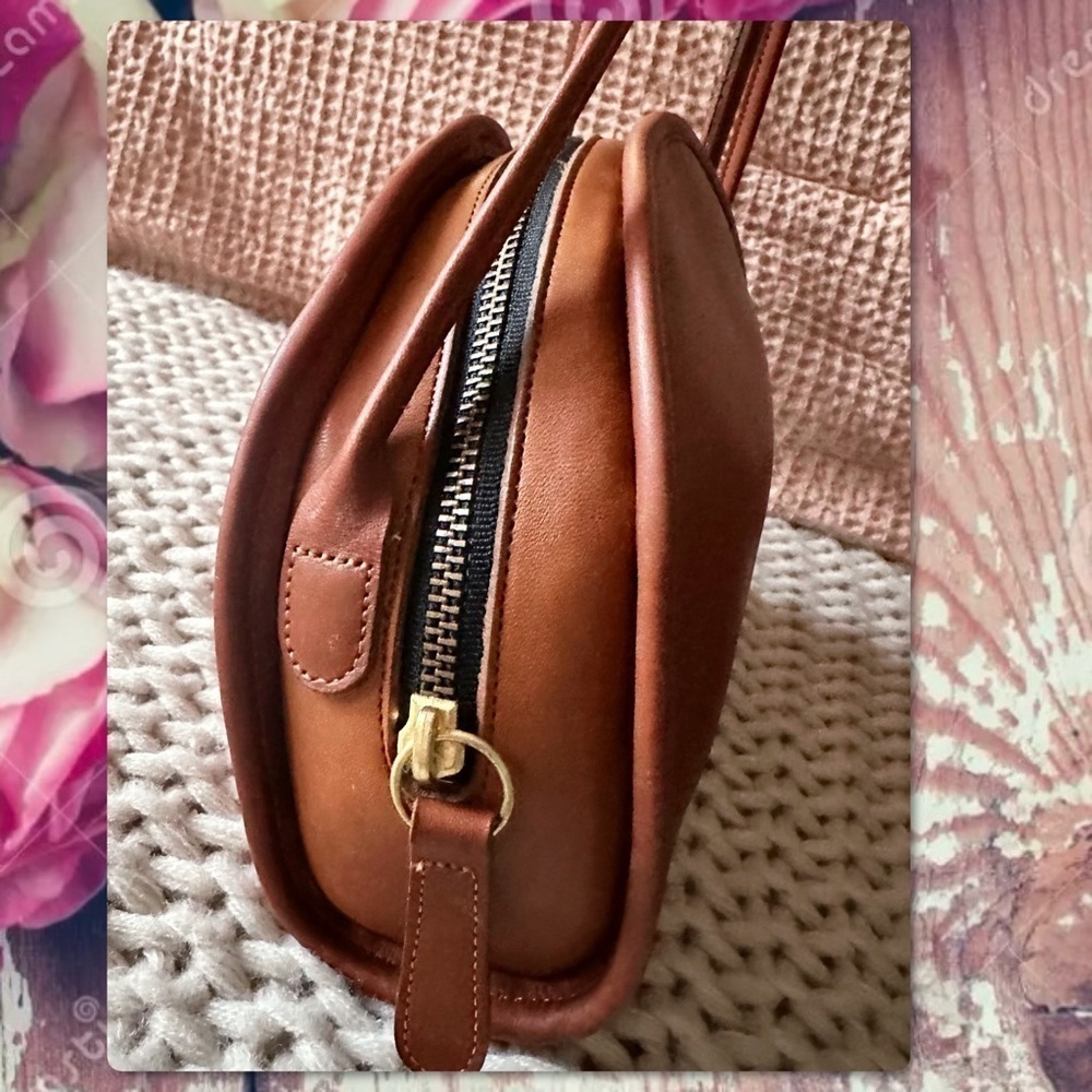 VINTAGE COACH KIMBALL HALF MOON BRITISH TAN CROSSBODY BAG
9911 - Picture 6 of 17